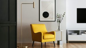 Fauteuil jaune dans un salon moderne, inspiration pour se meubler à petit prix.