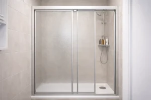 Cabine de douche moderne avec porte coulissante sur rail et profilés en aluminium