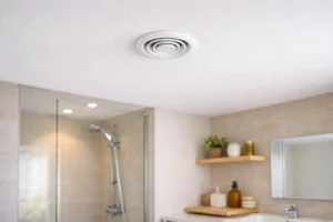 Petite bouche d’extraction de VMC au plafond dans une salle de bain