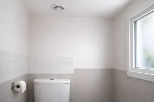 Bouche d’extraction de VMC au plafond dans des WC au moment d’un diagnostic de bruit