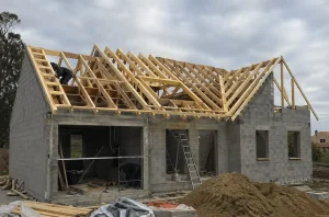 Charpente de toiture en bois visible sur une maison en construction