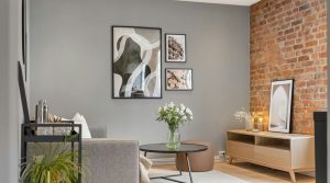Cadres photo accrochés sur un mur de salon avec une décoration contemporaine