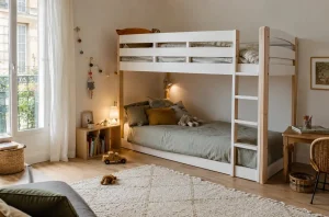 Lit superposé enfant dans une chambre partagée lumineuse