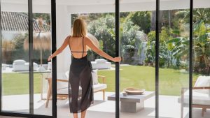 Baies vitrées ouvertes sur un jardin dans une maison contemporaine équipée de menuiseries sur mesure