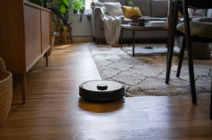 Aspirateur robot circulant dans un salon avec tapis et mobilier