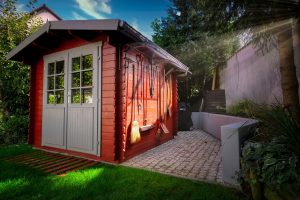 Abri de jardin en bois installé dans un jardin aménagé